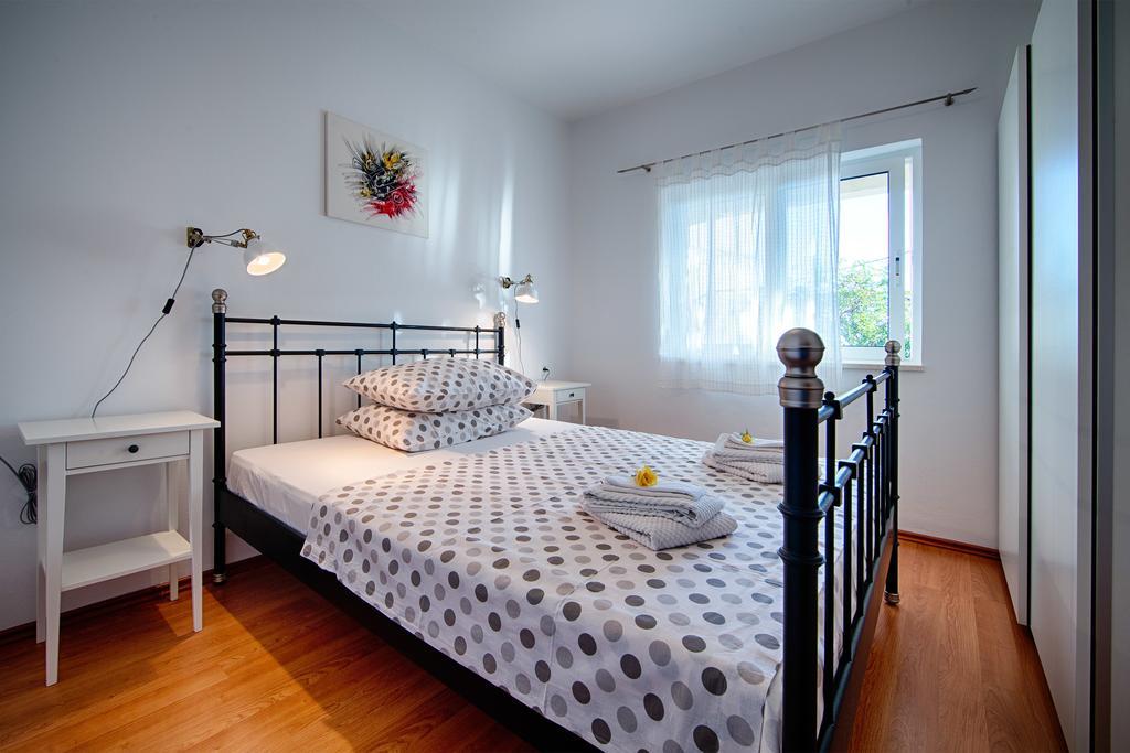Apartments Zambarlin Komiža Quarto foto